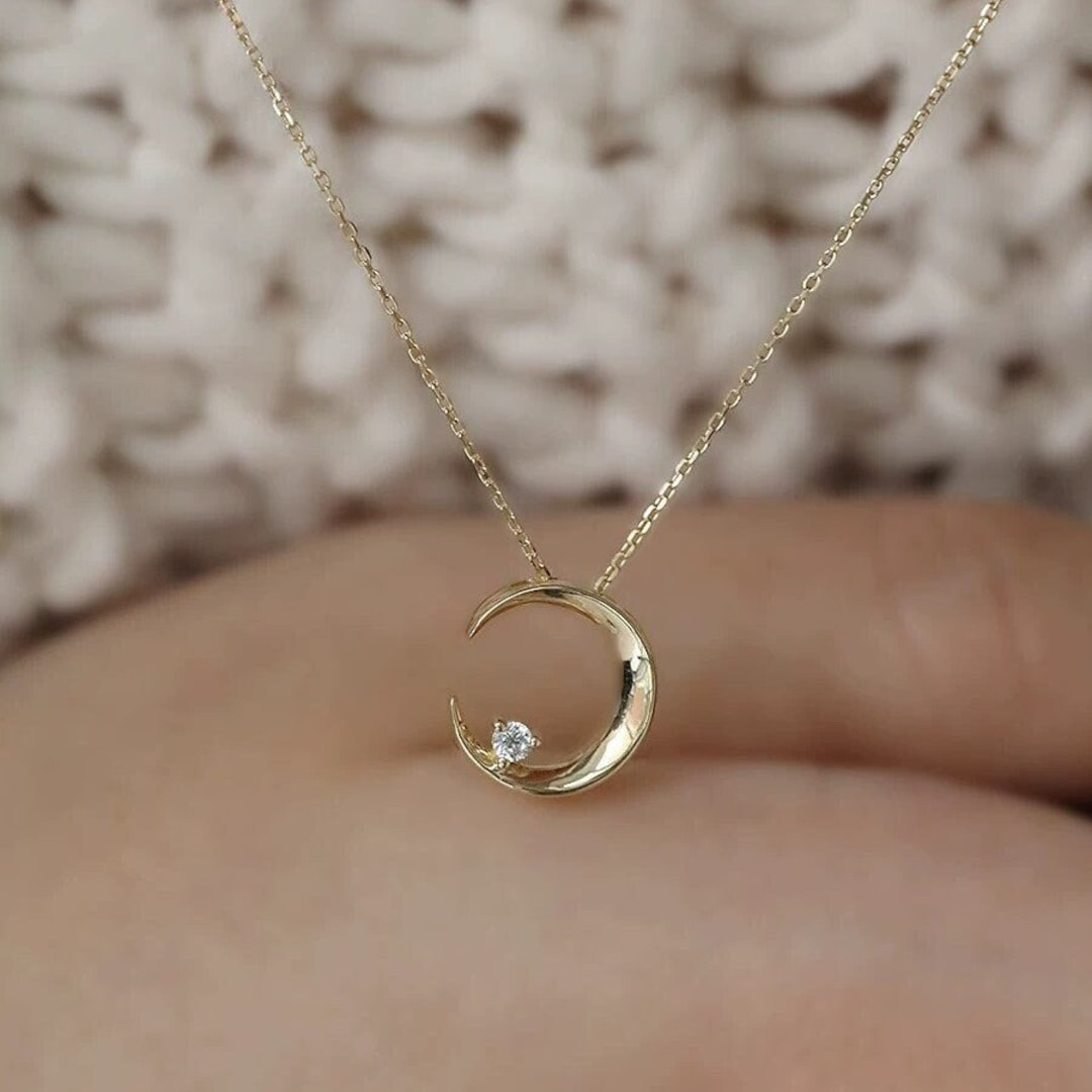 Collier Doré Pendentif Lune — bijou, collier | Boutique NAYA